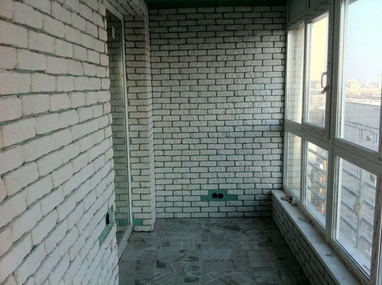 Отделка кирпичной стены на балконе. Балкон лофт 3м. Покраска кирпича на балконе. Балкон белый кирпич. Крашеный кирпич на лоджии.