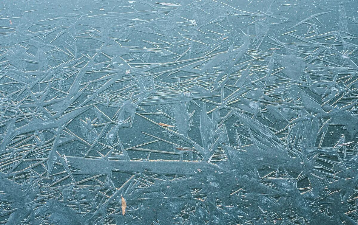 Кристаллы льда. Ледяные мелки. Микрокристаллы льда «Ледяная кровь». Нить росы медь "ледяные Кристаллы",.
