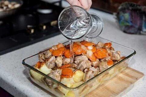 Мясо в стеклянной посуде в духовке