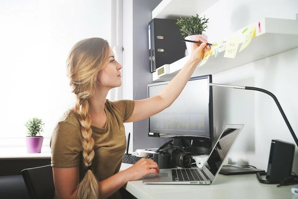 Работа на фрилансе. Женщина за работой на компьютере фриланс. дистанционная работа. женщина трудится. фотосессия фрилансера на кухне.