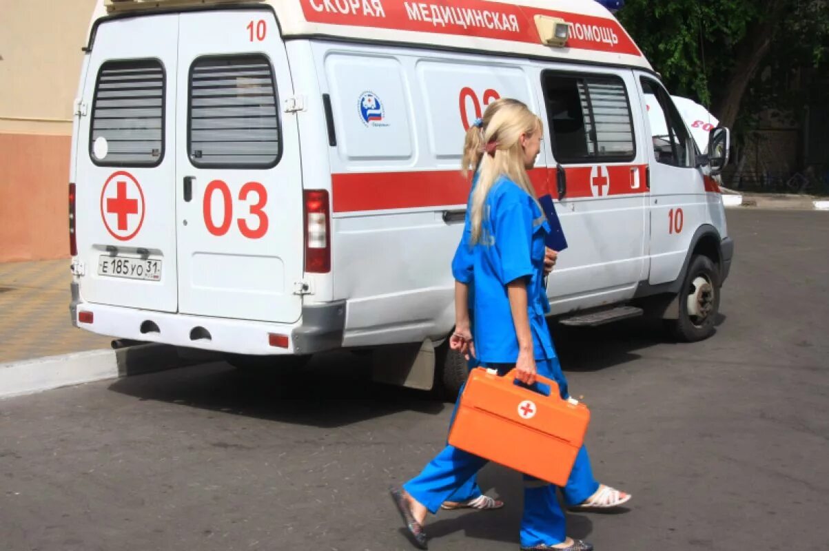 Петиция работников скорой помощи о соцвыплатах. Сотрудники скорой помощи. сотрудник скорой. девушки скорой помощи. работница скорой помощи.