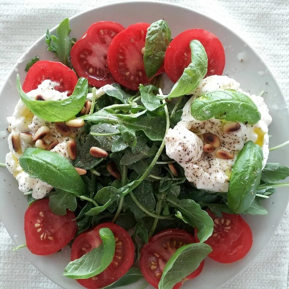 Буррата с помидорами и рукколой. Сыр буррата салат. Капрезе страчателла. Буррата с помидорами и базиликом. Буррата с рукколой.