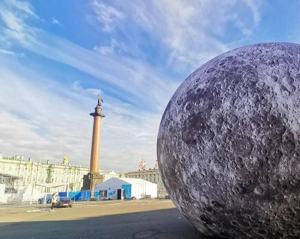 Луна спб 2024. Луна в Санкт-Петербурге. Макет Луны в Санкт-Петербурге. Огромная Луна. Луна в Петербурге.