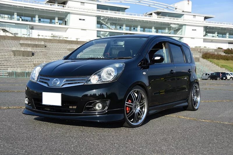 Nissan Note e11. Nissan Note e11 1.6. Nissan Note e11 обвес. Nissan Note e11 черный. Ниссан нот 4