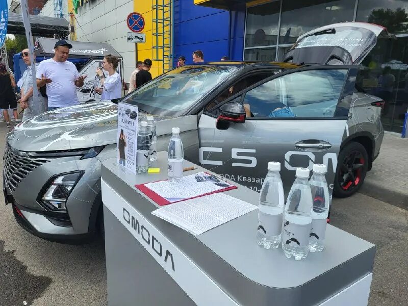 Квазар автосалон. Dongfeng fengxing s50. Квазар автосалон. Виктория ветхова. Омода автомобиль черный.