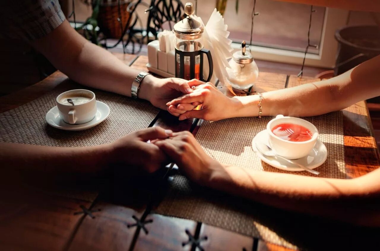 Утро ладонь. Романтичное чаепитие. Кофе вдвоем. Чайная церемония руки. Романтический чай.