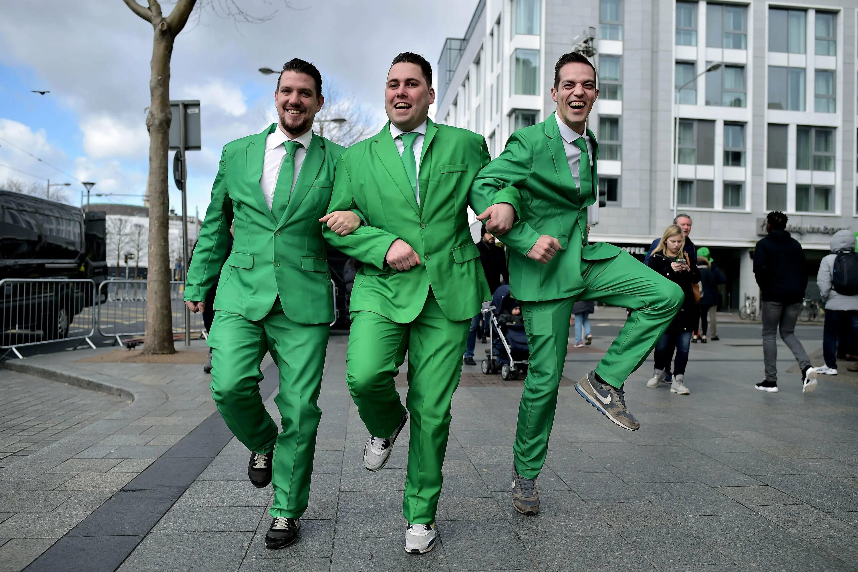 День Святого Патрика в Ирландии. Одежда в Ирландии в день Святого Патрика. День Святого Патрика в Дублине. Зеленый костюм. Семь зеленых людей