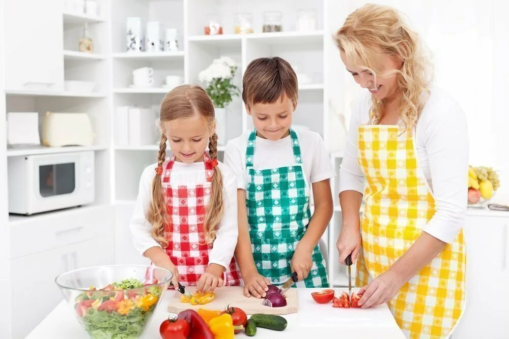 Кухня для детей. Мама с ребенком на кухне. Семья готовит. Семья на кухне. Мама готовит играть