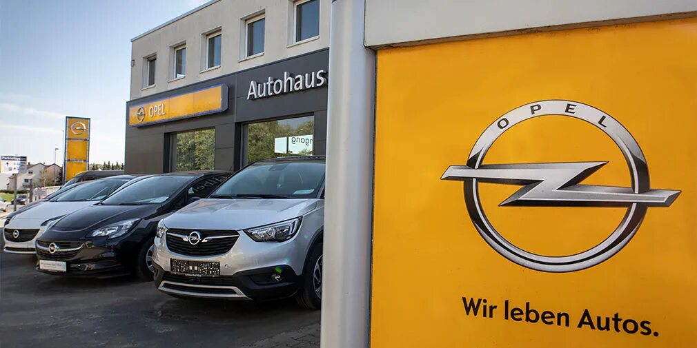 Opel германия. Опель Германия. Автохаус. Новый Опель в магазине. Dealer Opel.