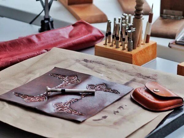 Техники обработки кожи. Художественная обработка кожи. Художественное тиснение на коже. Авторская обработка кожи. Тиснение на коже дерево.