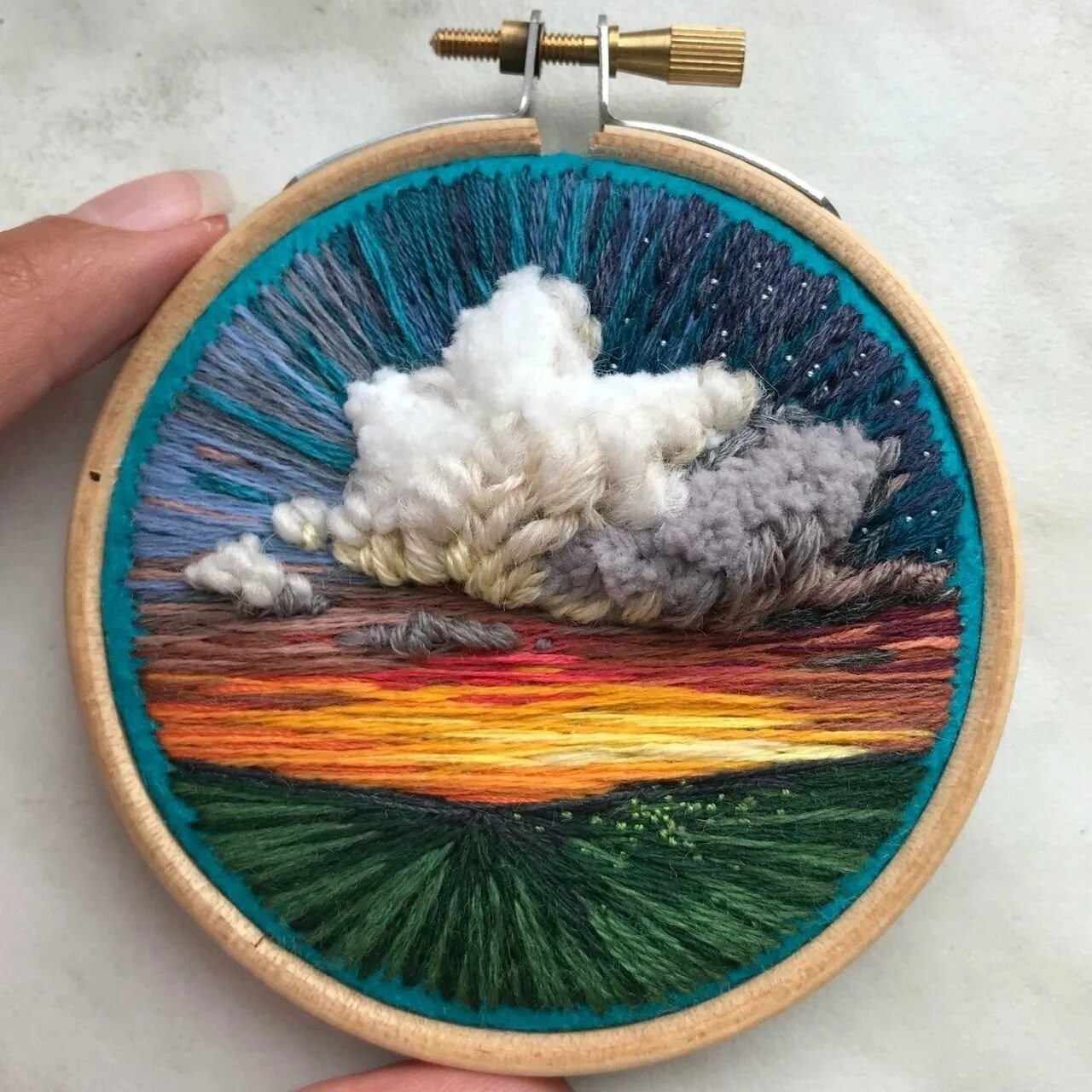 Вышивка гладью какие нитки. Вышивка нитками мулине. Вышивка шерстяным мулине. Ручная вышивка. Объемная вышивка.