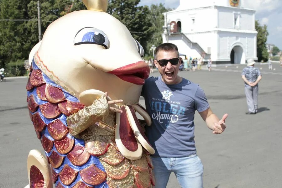 Почти 2000 человек