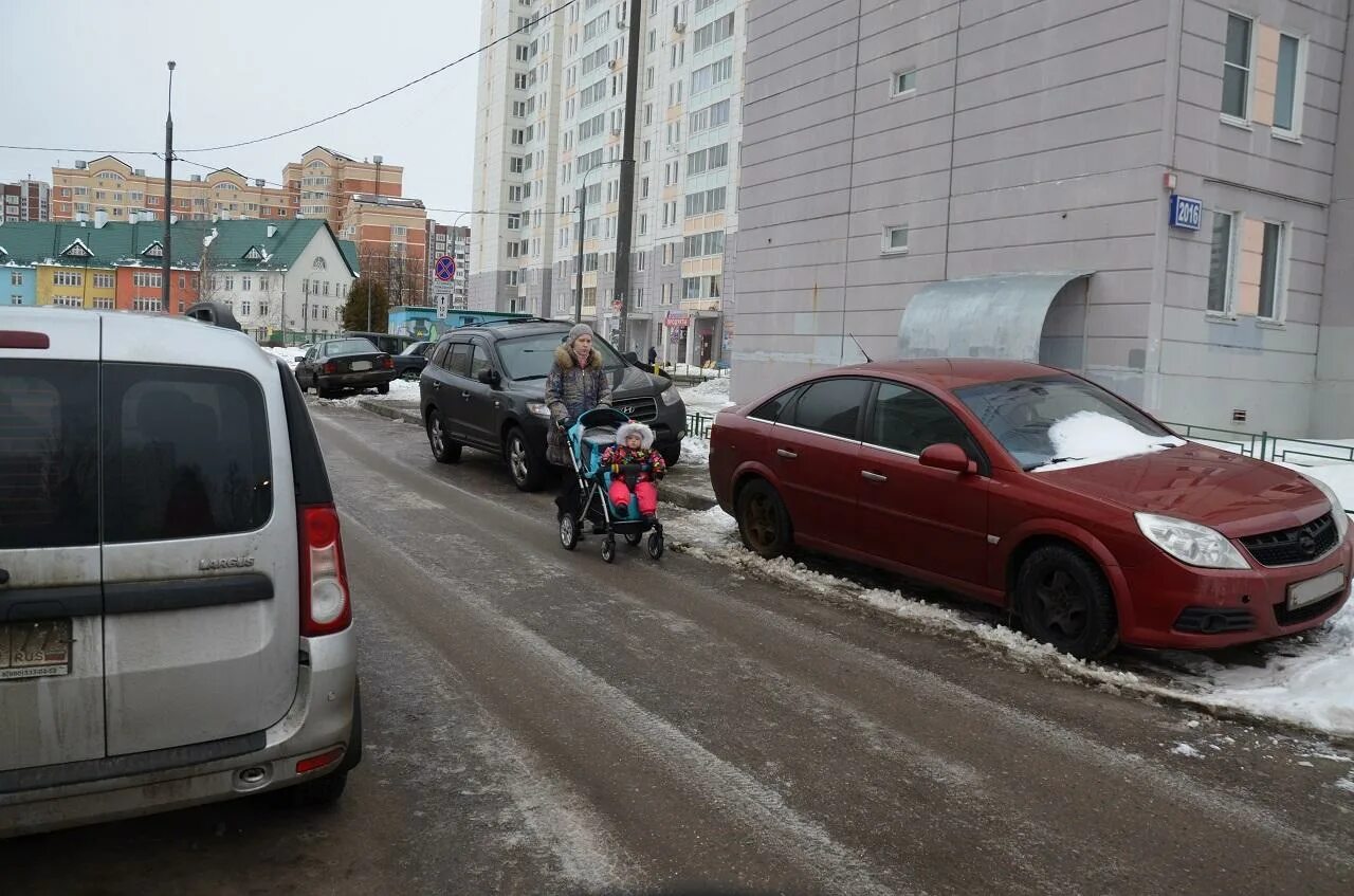 Примыкающий припаркованные. Машина во дворе. Парковка на тротуаре. Парковка на тротуаре во дворе. Машина припаркована на тротуаре.