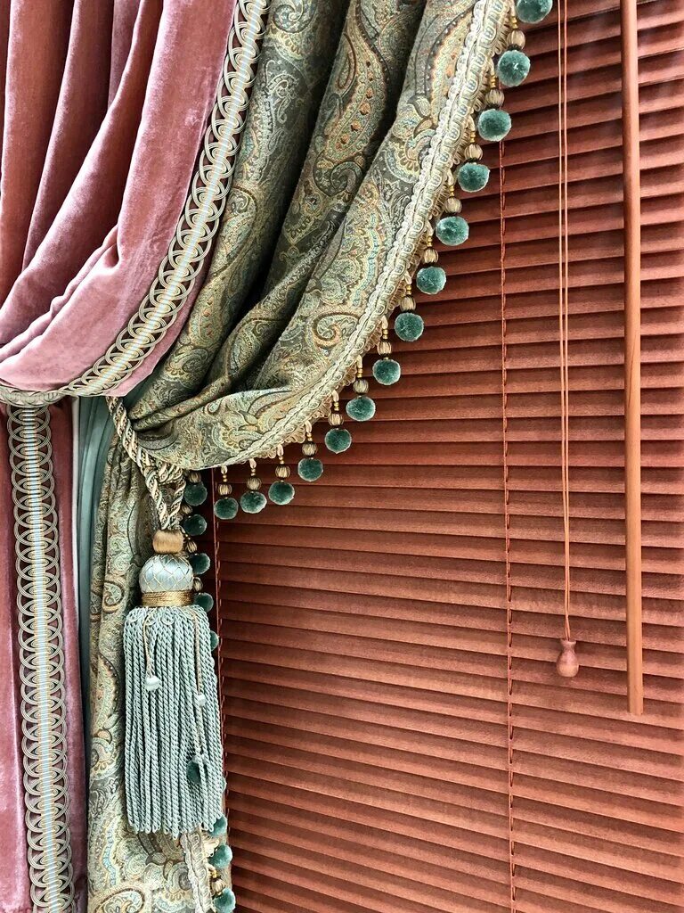 шторы для гостиной с балконом. шторы на завязках. римские шторы с каннелюрами в санкт-петербурге купить. комплект с покрывалом asabella 44b-4h, 240 х 260 см. тюль на петлях.