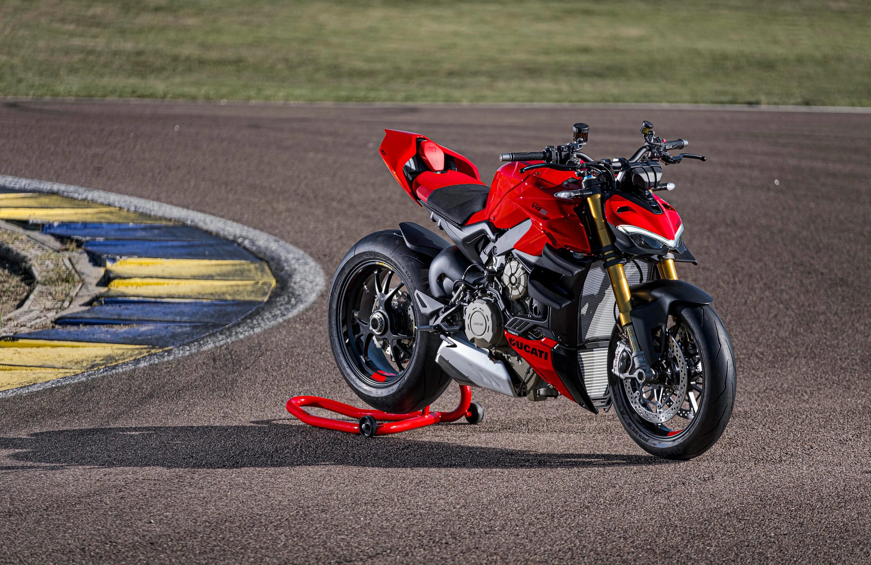 Ducati v4 street fighter. Ducati street fighter v4s. Мотоцикл ducati streetfighter. Ducati streetfighter v4s. Дукати v4 street fighter.