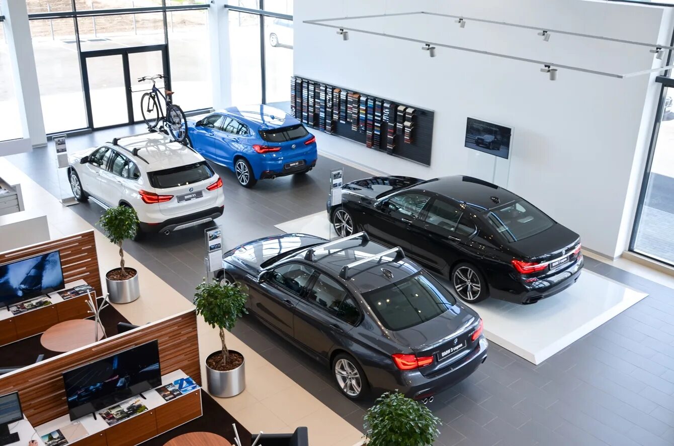 И еще квартиру в центре бмв. Бмв прайм авто. автосалон bmw. машины в автосалоне бмв. дилерский бмв.