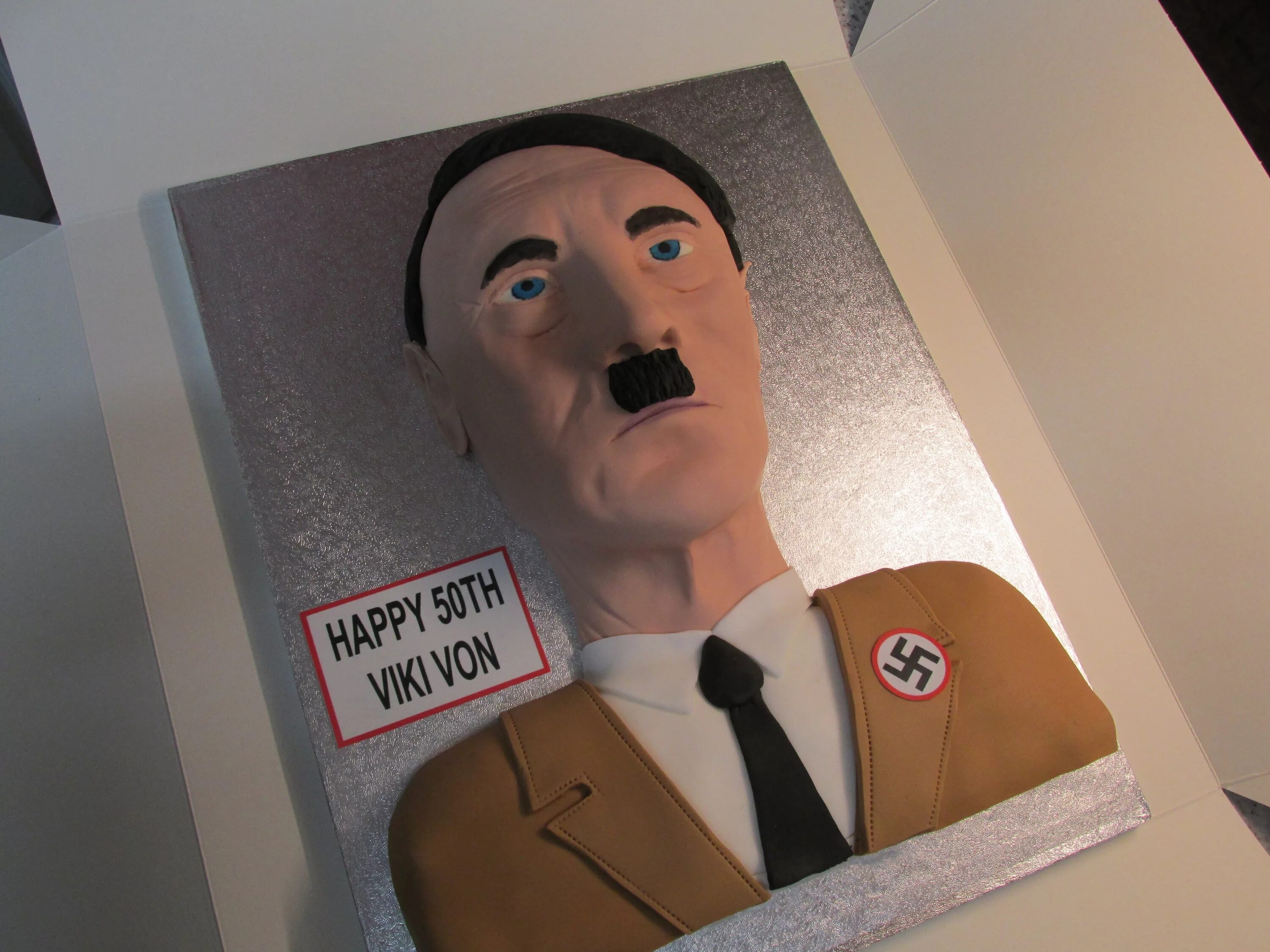 Др гитлера 21. Музей Адольфа Гитлера. Торт в виде Гитлера.