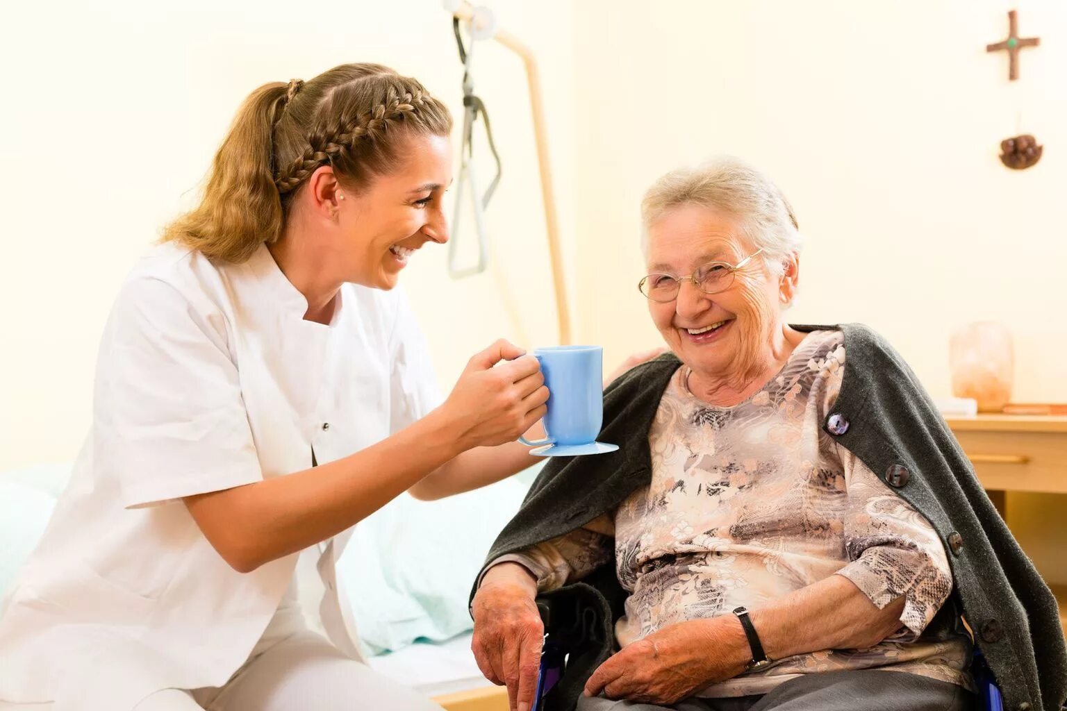 Пациенты пожилого и старческого возраста. Реабилитация пожилых людей. Общение с пожилыми пациентами. Медсестра и пожилой человек.