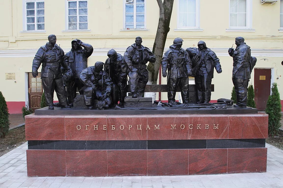 Памятник ломоносову в москве мгу на моховой. Память места москва. Память места москва. Знаковые места москвы. Московские достопримечательности.