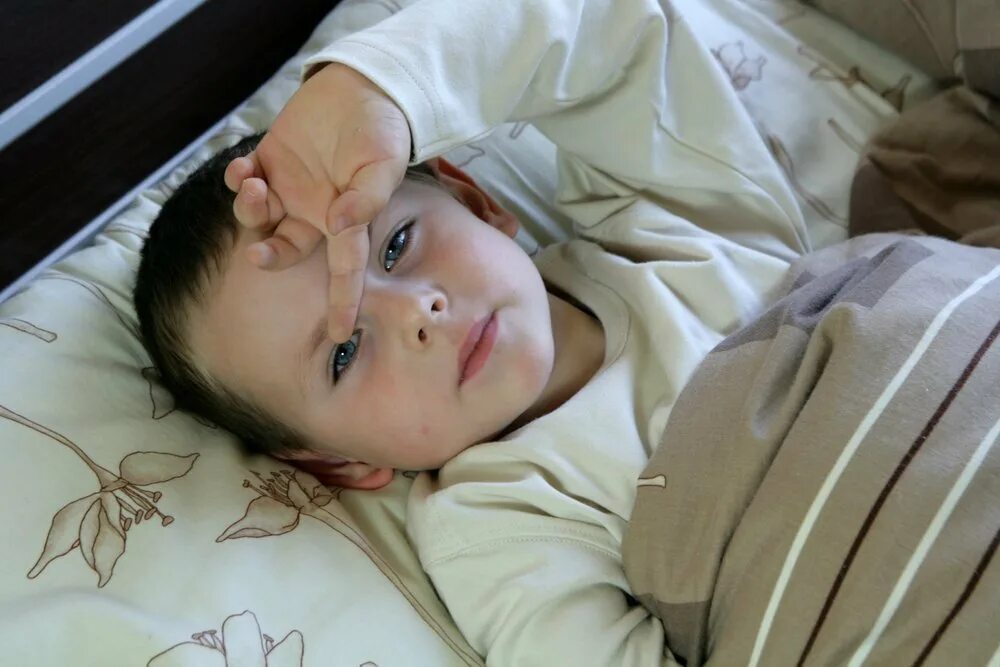 Головная боль у детей. У ребенка болит голова. Возбудитель менингита симптомы. Глаза при менингите у ребенка. Менингит симптомы у детей 1 год.