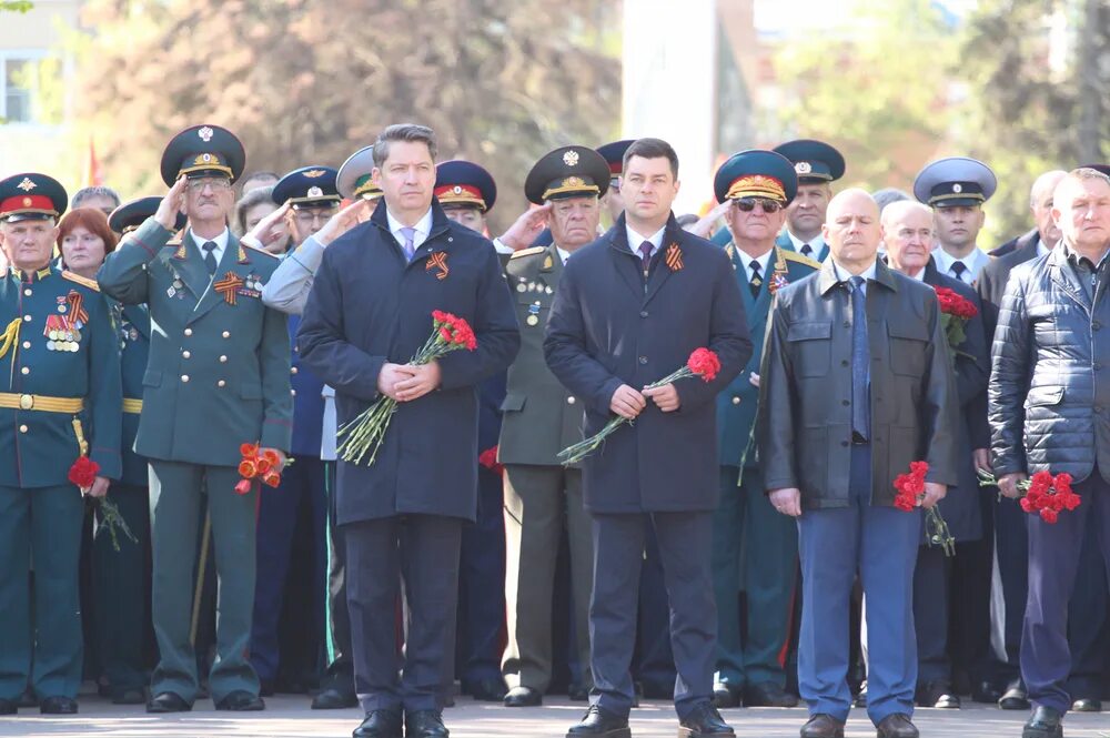 Вечный огонь Ижевск. 9 Мая Ижевск. Монумент боевой и трудовой славы. Памятник у вечного огня Ижевск. 5 мая ижевск