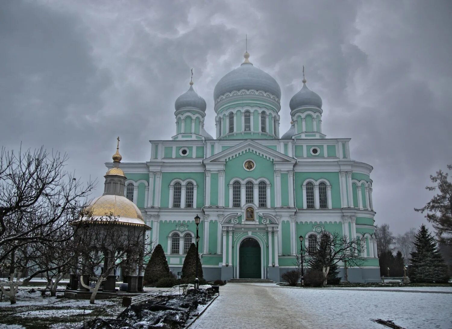 Погода в дивеево на неделю. Дивеево белый храм. Дивеево монастырь купель.