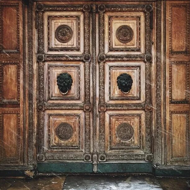Запертые двери рассказ 7. Дверь в музей. Исторические двери. Музейные двери. Двери художественного музея.