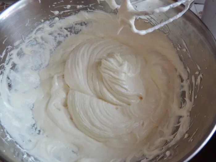 Рецепт белково масляного крема. Торт с масляным кремом. Белково масляный крем. Белково-заварной крем для украшения. Белковый заварной крем.