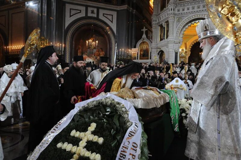 священнослужители храма христа спасителя. жириновского отпевали в храме христа спасителя. отпевание михалкова в храме христа спасителя. отпевание в храме христа спасителя. фоторепортаж.