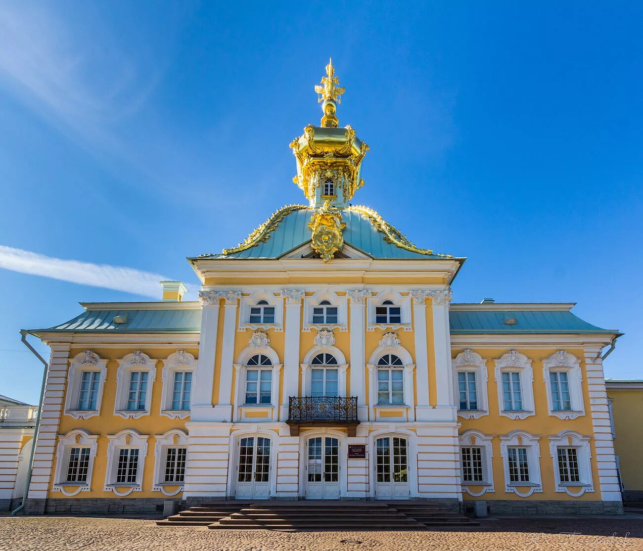 Петергоф здание. Растрелли петергоф флигель большого дворца. растрелли петергоф корпус под гербом. жёлтый дворец петергоф. петергоф дворец орел.