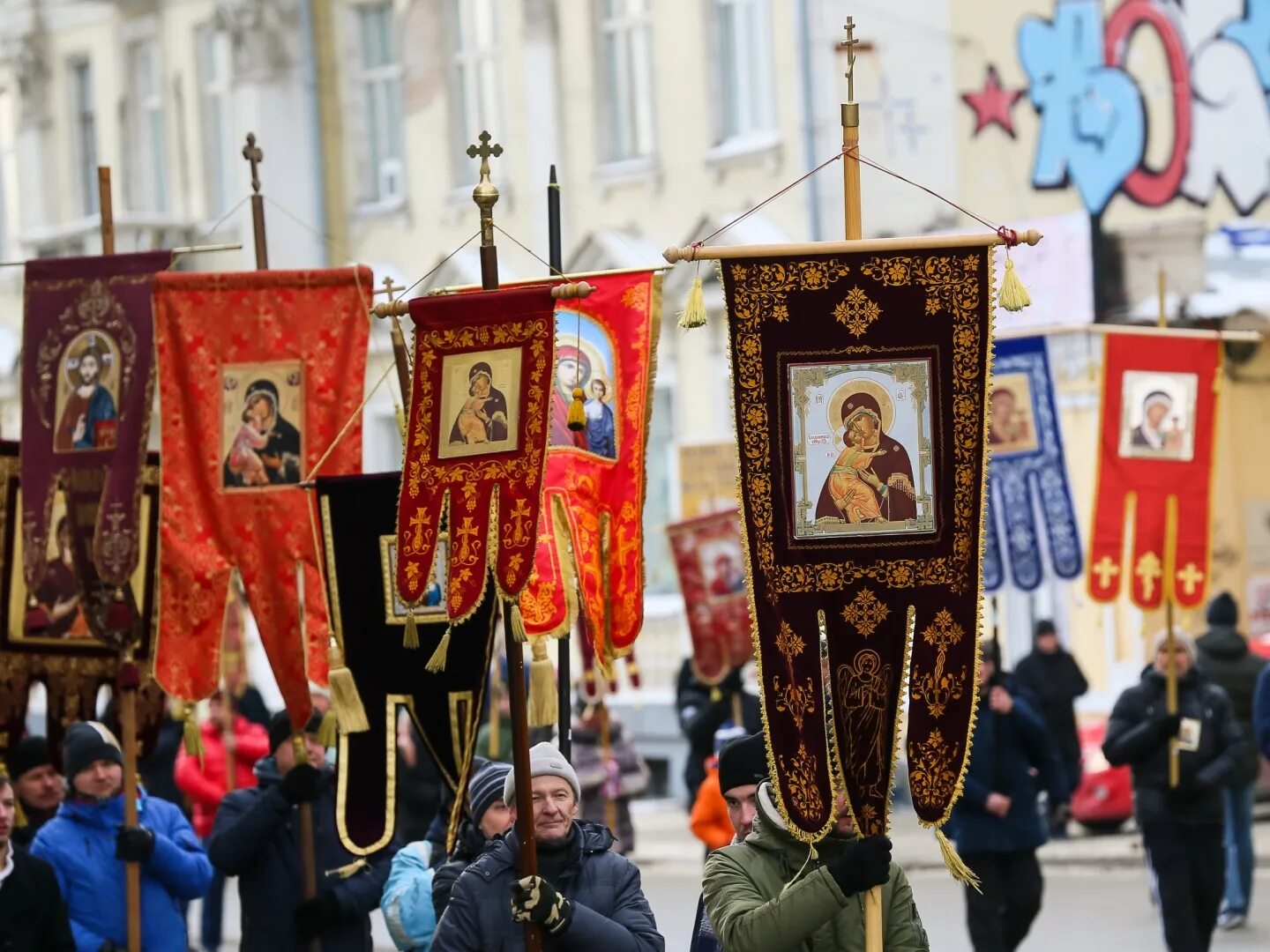 Крестный ход креста. Хоругви церковные крестный ход. Казанская икона хоругвь. Хоругви в крестном ходу. Хоругвь Казанская икона Богоматерь.