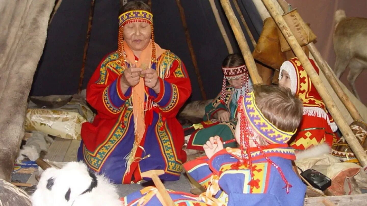 Коренные народы ямало ненецкого автономного округа. Общины кмнс янао. Языки кмнс. Общины коренных народов. Коренные жители ямало ненецкого автономного округа.