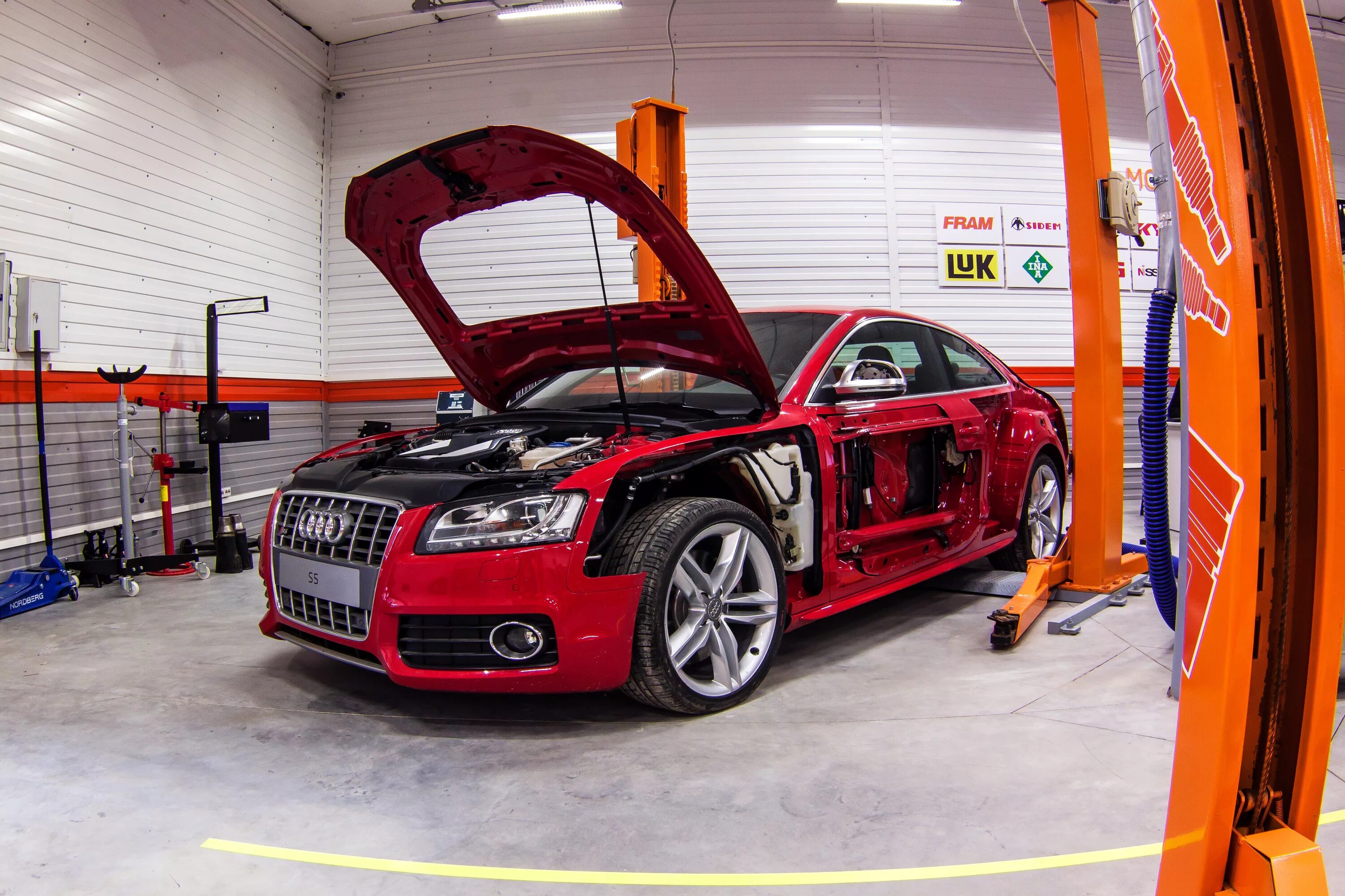 Сервис цене. Красный автомобиль в сервисе. автосервис audi. авто фит сервис. спортивные авто в сервисе.