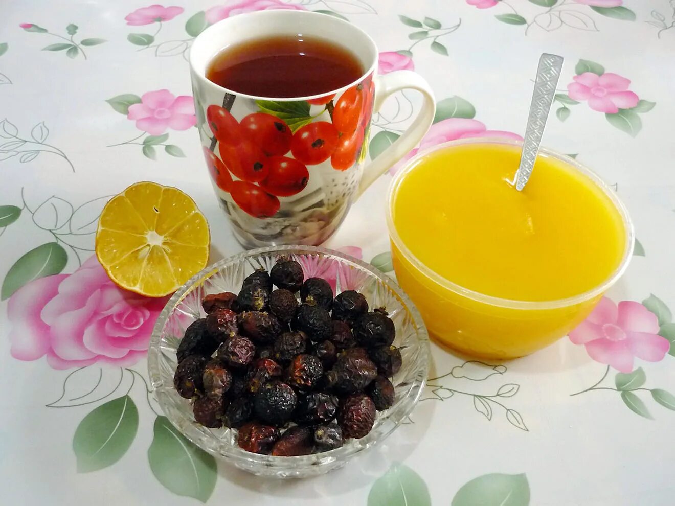 Чай с шиповником. Чай из шиповника. Чай с шиповником и медом. Чай с лимоном и малиновым вареньем.