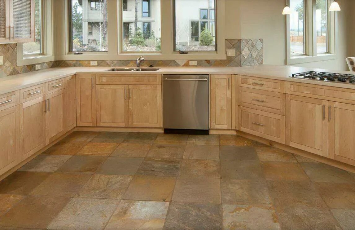 Плитка для кухни. Кафель для пола на кухню. Керамический пол на кухне. Плиточный пол на кухне.