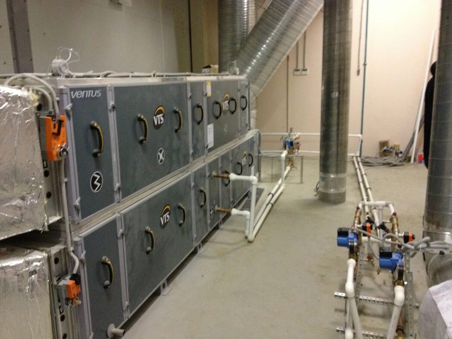 теплоснабжение вентустановок. теплоснабжение приточных установок. монтаж смесительного узла приточной установки. теплоснабжение приточных установок. узел обвязки вентустановки.