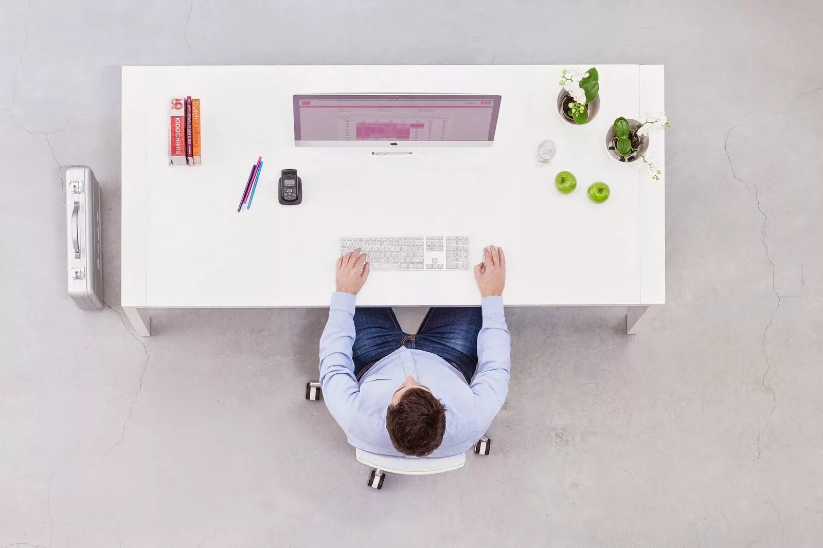 Work rest. Человек расслаблен офис. Расслабление в офисе. Work and rest. Работоспособность картинки.