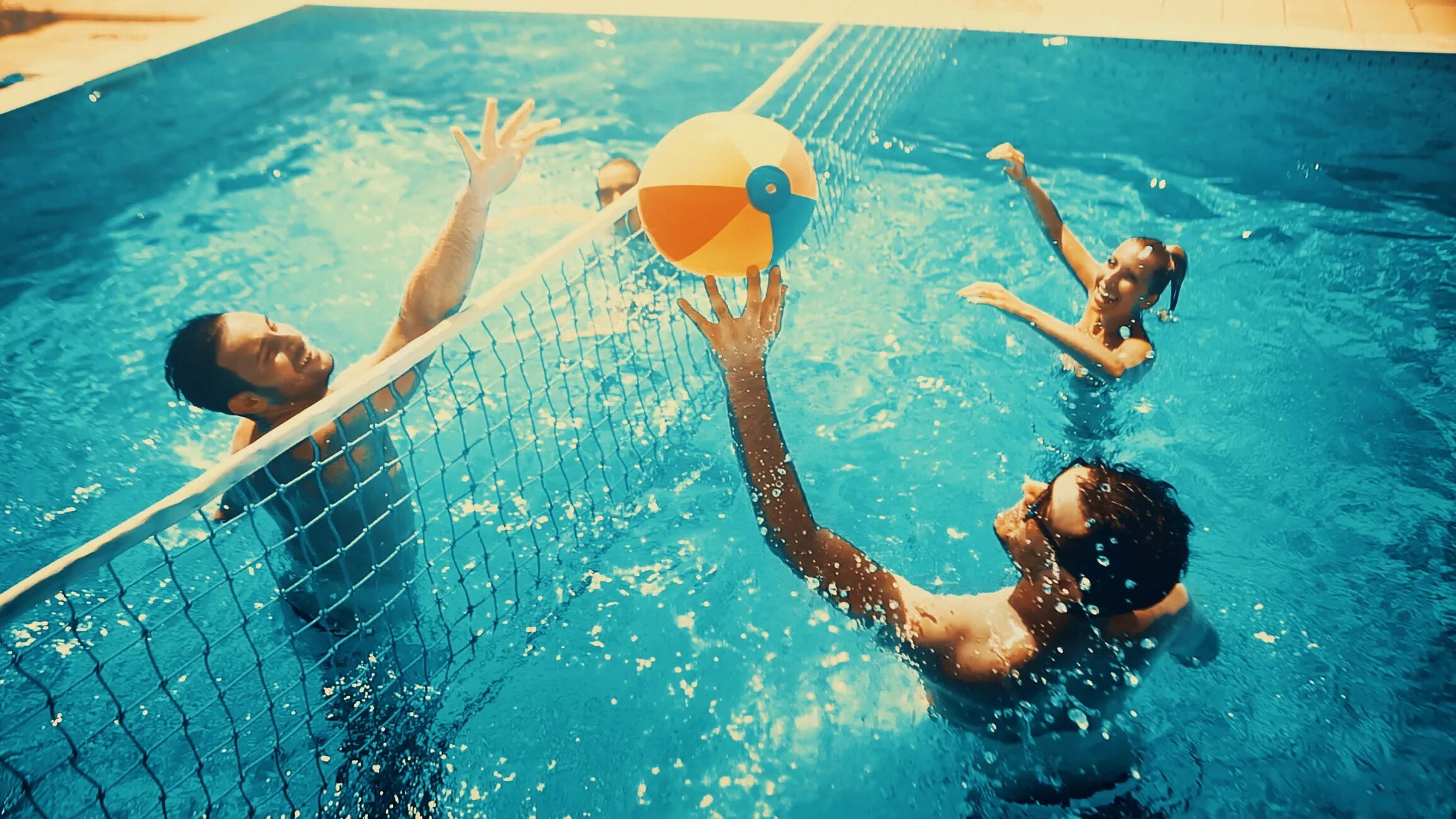 Аква волейбол. Волейбол на воде. Волейбол в бассейне. Водный волейбол в бассейне.