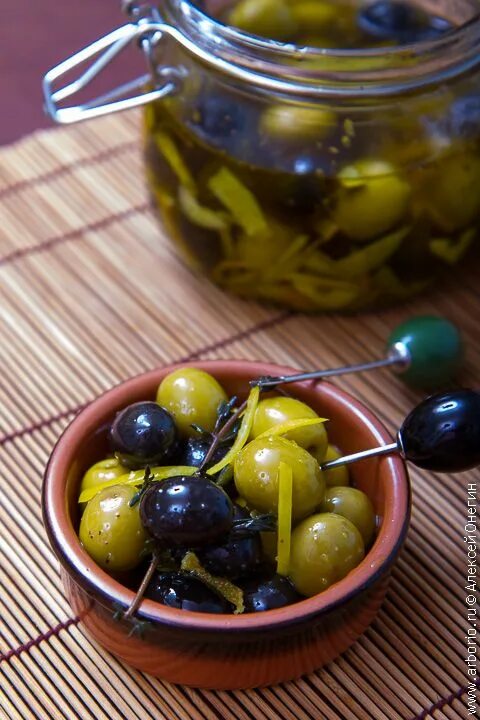 Мариновать маслины. Маринованные оливки. Оливки в маринаде. Маринованные маслины. Оливки и маслины маринованные.