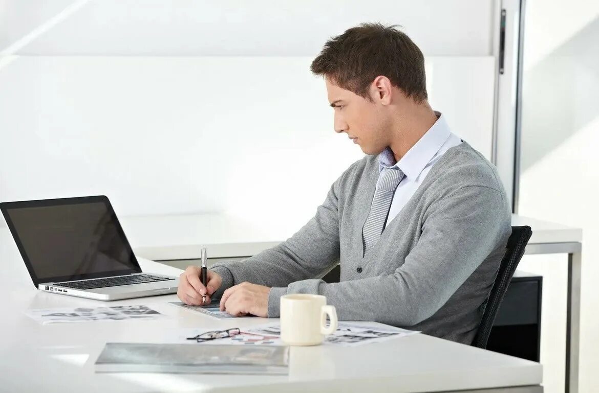 Образование дистанционно. Обучение по кадрам дистанционно. Профессиональное переобучение. Дистанционное обучение на работе. Руководитель за компьютером.