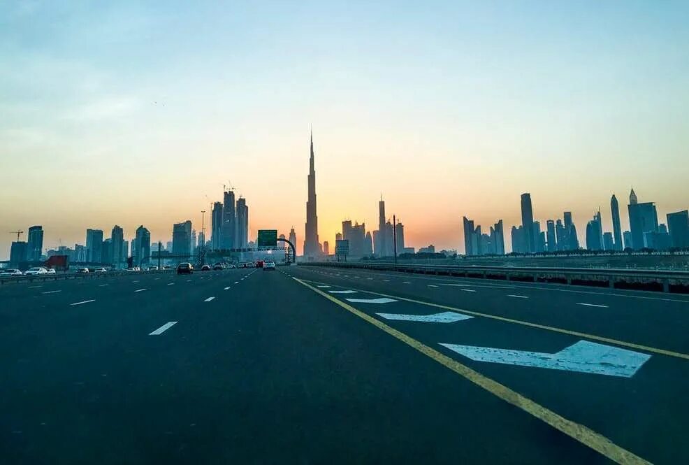Дубай трасса. Дорога Дубай Абу Даби. Дубай улицы. Trassa Дубай. Sheikh Zayed Road Dubai улица.