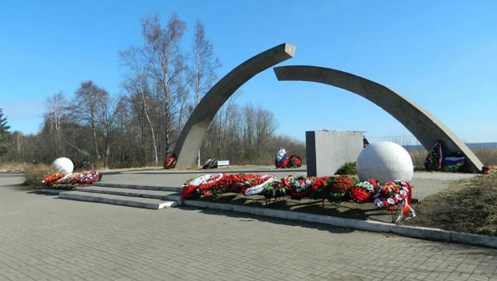 Память дорога жизни. Санкт-Петербург мемориал блокады. Мемориал снятия блокады Ленинграда. Мемориал разорванное кольцо. Разорванное кольцо блокады памятник.