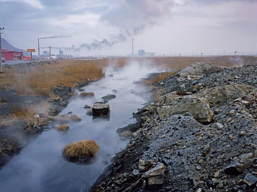 Загрязнение почв предприятиями. Атмосферное загрязнение воды. Загрязнение почвы. Атмосферные загрязнениводы. Промышленное загрязнение почвы.