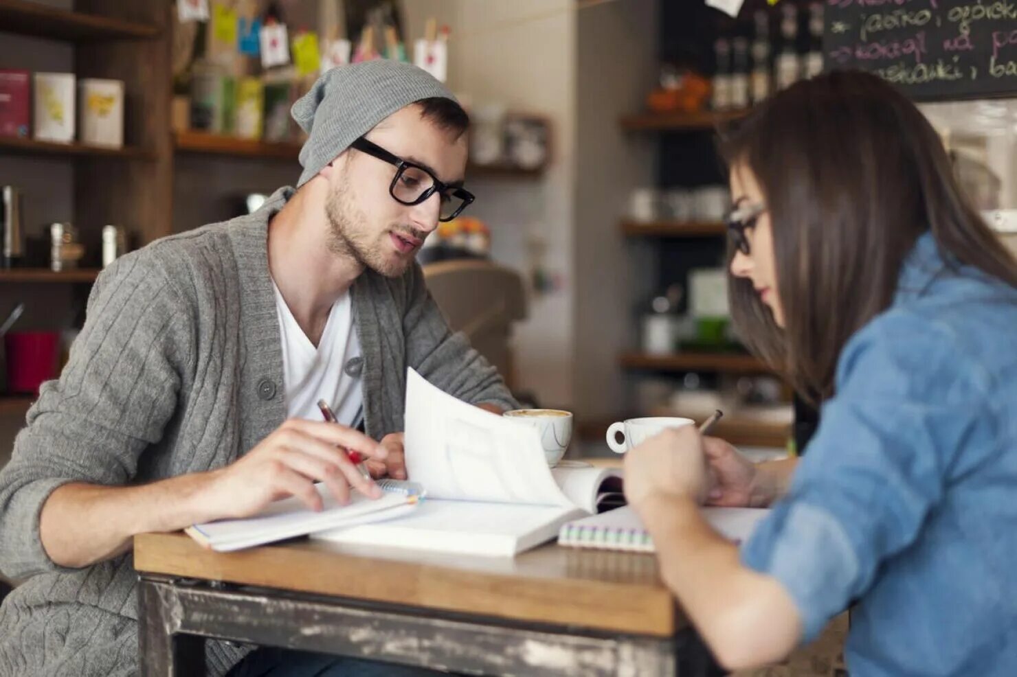 Students interview. Студенты в кофейне. Студенты пьют кофе. Студенты в кафетерии. Учеба в кафе.