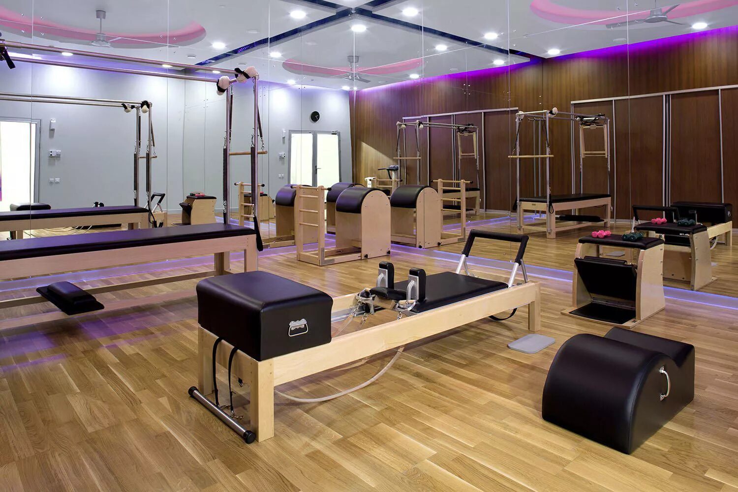Интерьер комнаты для йоги. Оборудование для студии пилатеса. Студийный пилатес. Спортзал для йоги. World class барвиха.