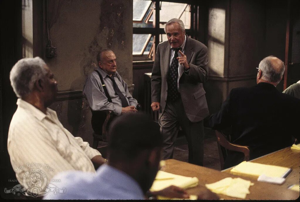 12 разгневанных мужчин фильм 1957. джек леммон 12 разгневанных мужчин. 12 разгневанных мужчин присяжный 3. джеймс гандольфини 12 разгневанных мужчин. фильм двенадцать разгневанных мужчин 1997.