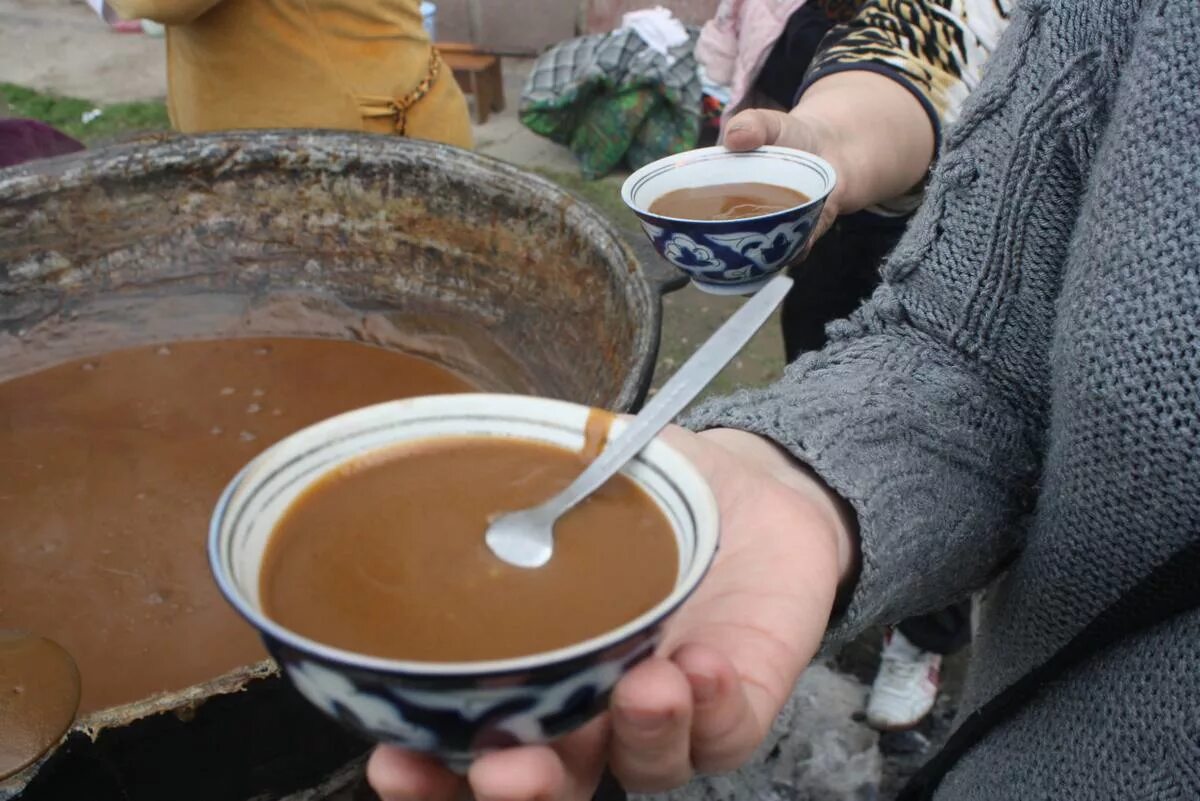 Сумолок что это. Сумаляк. Сумаляк сайли. Таджикская кухня сумаляк. Навруз сумаляк Навруз Суманак.