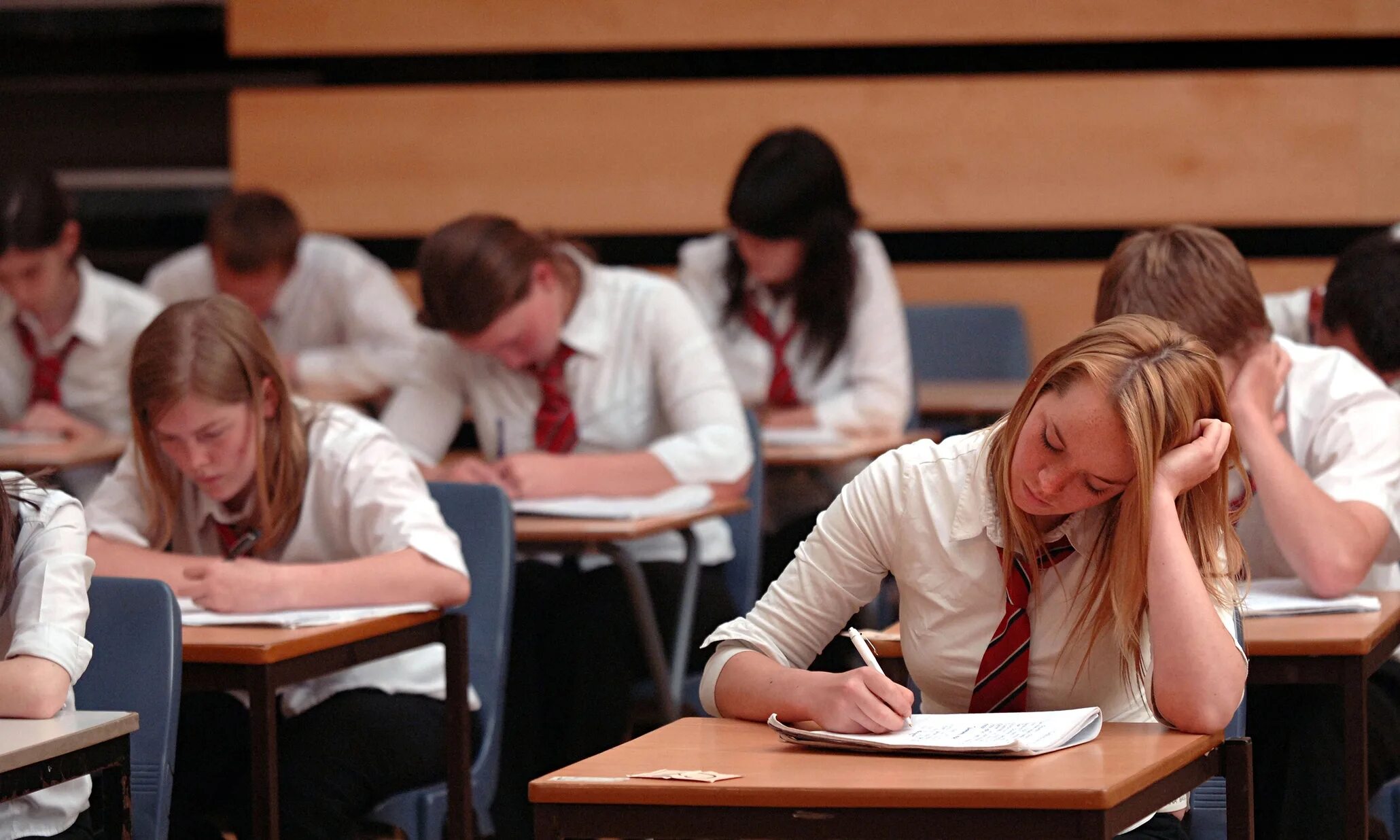 She won t pass the exam. Экзамены в британских школах. Экзамены в школах Великобритании. Экзамены в американских школах. Студент за партой.