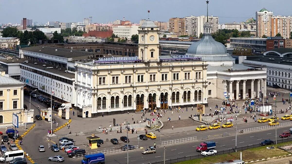 Туту московский вокзал. Ленинградский ЖД вокзал Москва. Москва Октябрьская Ленинградский вокзал. Площадь Ленинградского вокзала в Москве. Октябрьский вокзал Москва.