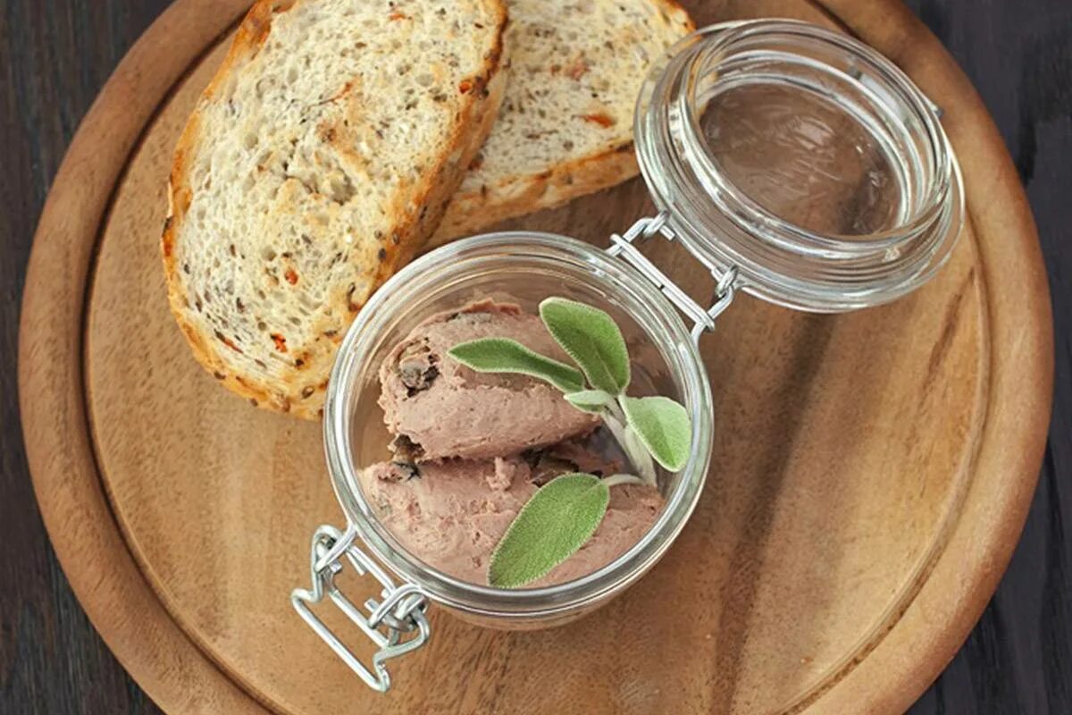Паштет из печени дома рецепт. Печёночный паштет из куриной печени. паштет печеночный из индейки. паштет из печени индейки. паштет из кроличьей печени.